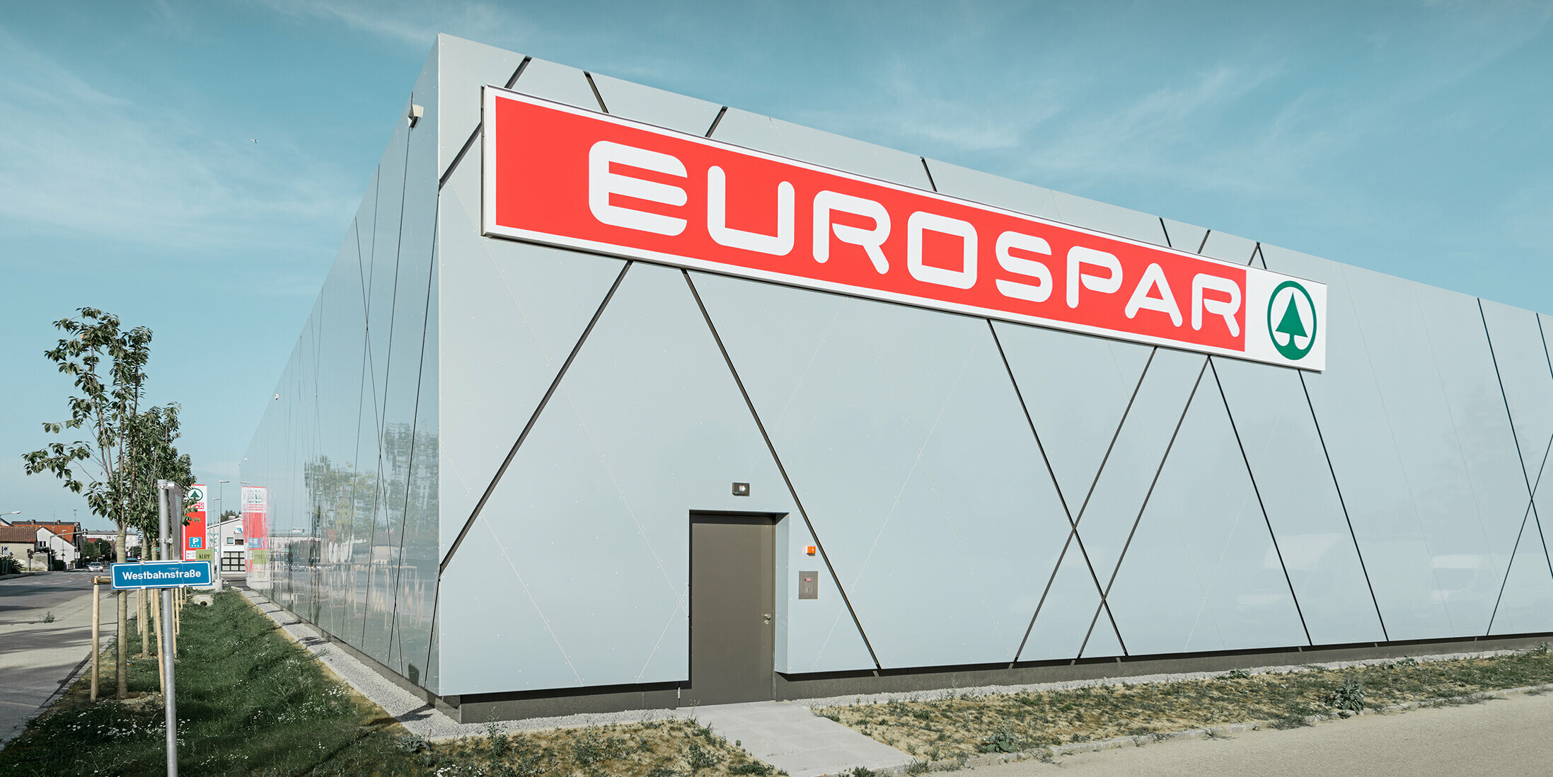 Retro della nuova filiale Eurospar di Wels; la facciata è stata rivestita con il pannello composito in alluminio di PREFA nel singolare colore argento oro.