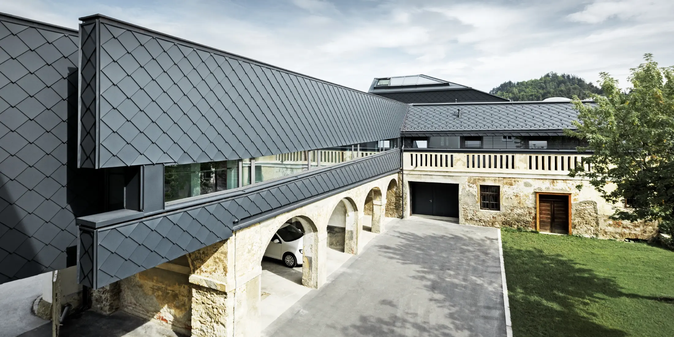Denkmalgeschütztes Gebäude wurde im Obergeschoss mit der PREFA Wandraute 29 in Anthrazit verkleidet, so harmonieren die alten Strukturen im Erdgeschoss perfekt mit den neuen Rauten.
