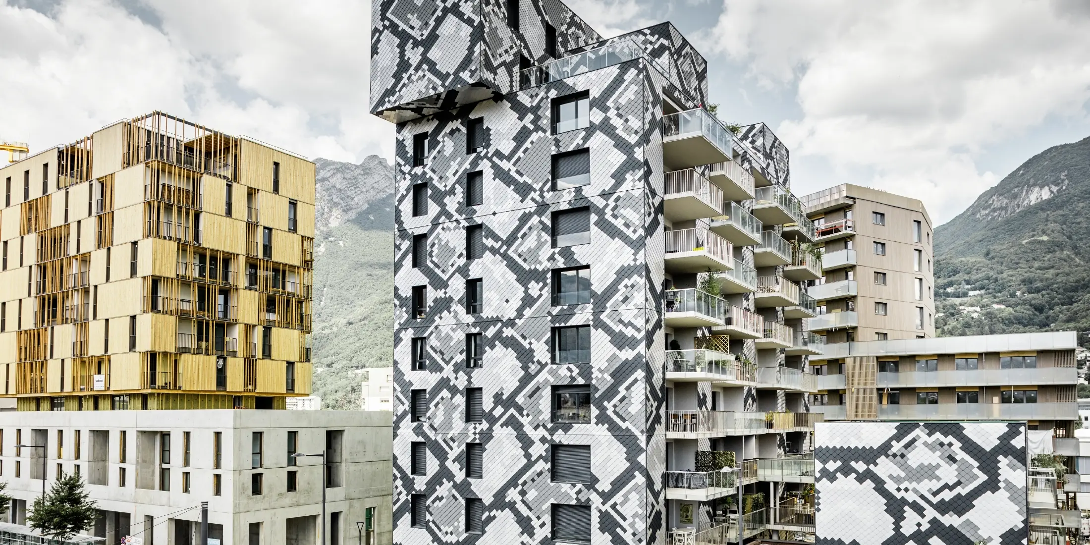 Ein beeindruckendes Fassadendesign am Wohnhaus "Le Python" mit Schlangenmuster. Die Fassade wurde mit den PREFA Wandrauten 20 x 20 in den Farben Anthrazit, Hellgrau, Aluminium blank und Silbermetallic gestaltet.