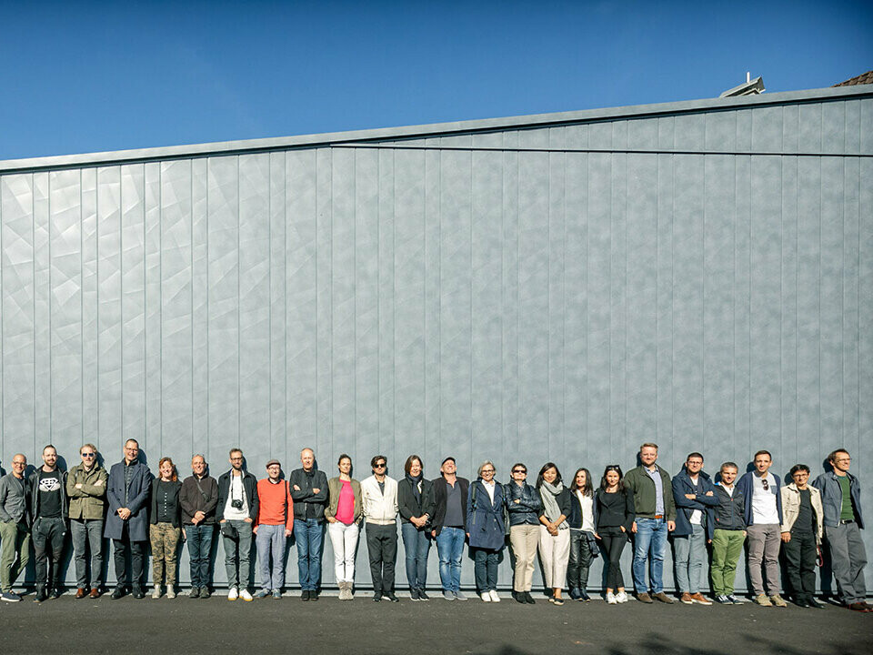 Gruppenfoto der 22 ArchitektInnen und PREFA MitarbeiterInnen im Rahmen der Architektour durch Vorarlberg