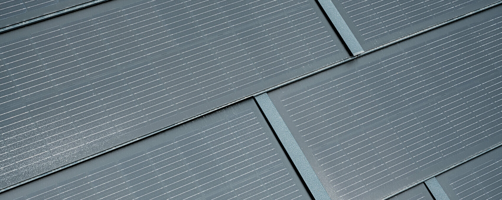 Dettaglio della tegola fotovoltaica piccola posata. La tegola fotovoltaica piccola nel colore P.10 antracite é stata combinata alla tegola R.16.