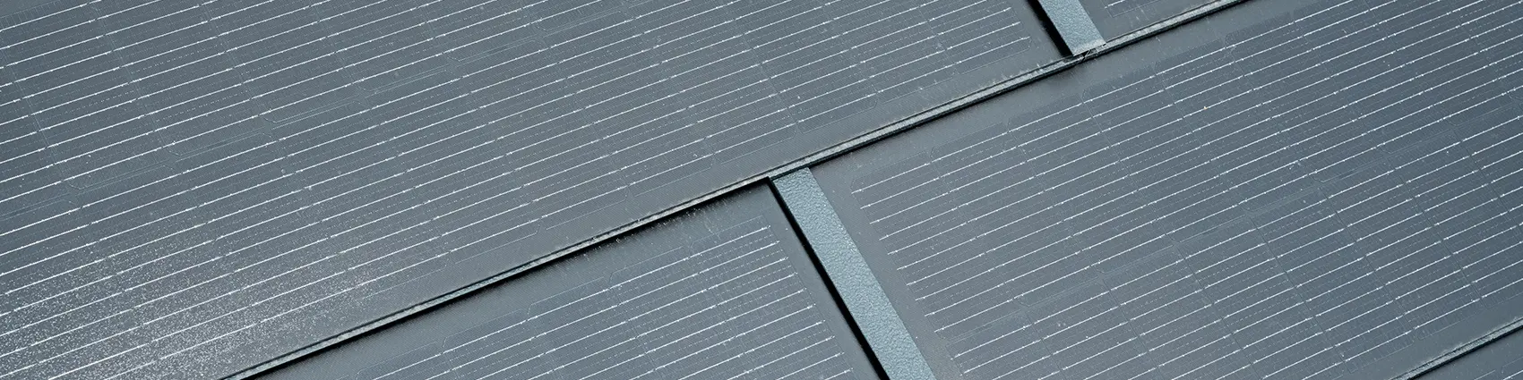 Detailaufnahme der verlegten kleinen Solardachplatte. Die kleine Solardachplatte in der Farbe P.10 Anthrazit wurde mit der Dachplatte R.16 kombiniert. 