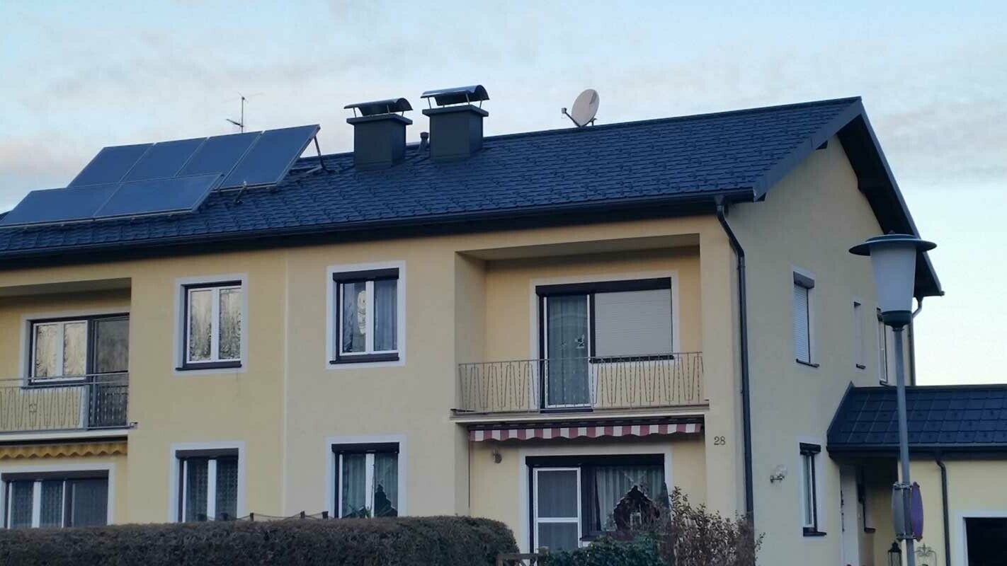 Condominio dopo la ristrutturazione del tetto con tegole PREFA in Austria
