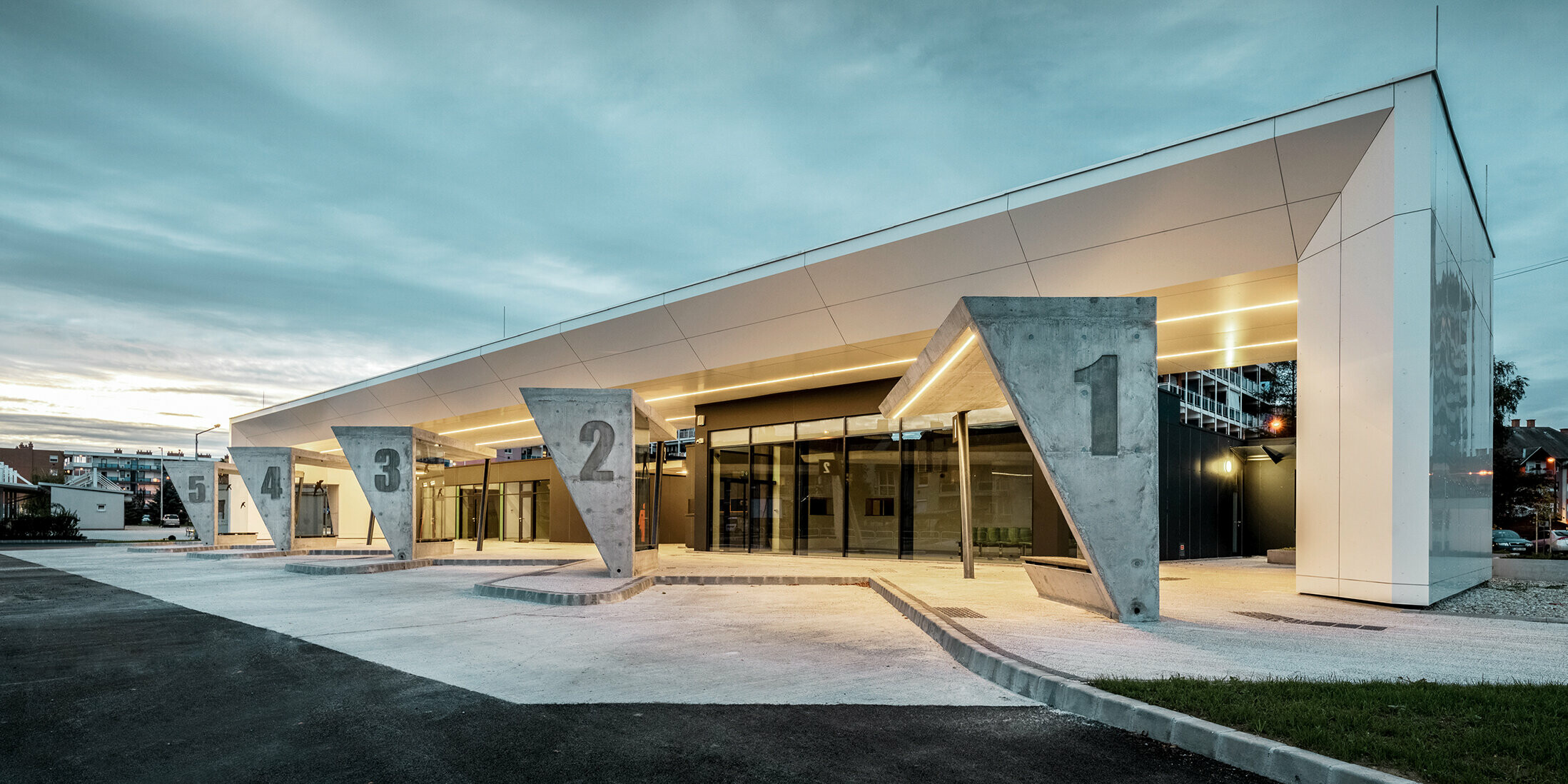 Modern gestalteter Busbahnhof in Lenti, Untersichten sind mit der PREFABOND Aluminium Verbundplatte in Reinweiß verkleidet