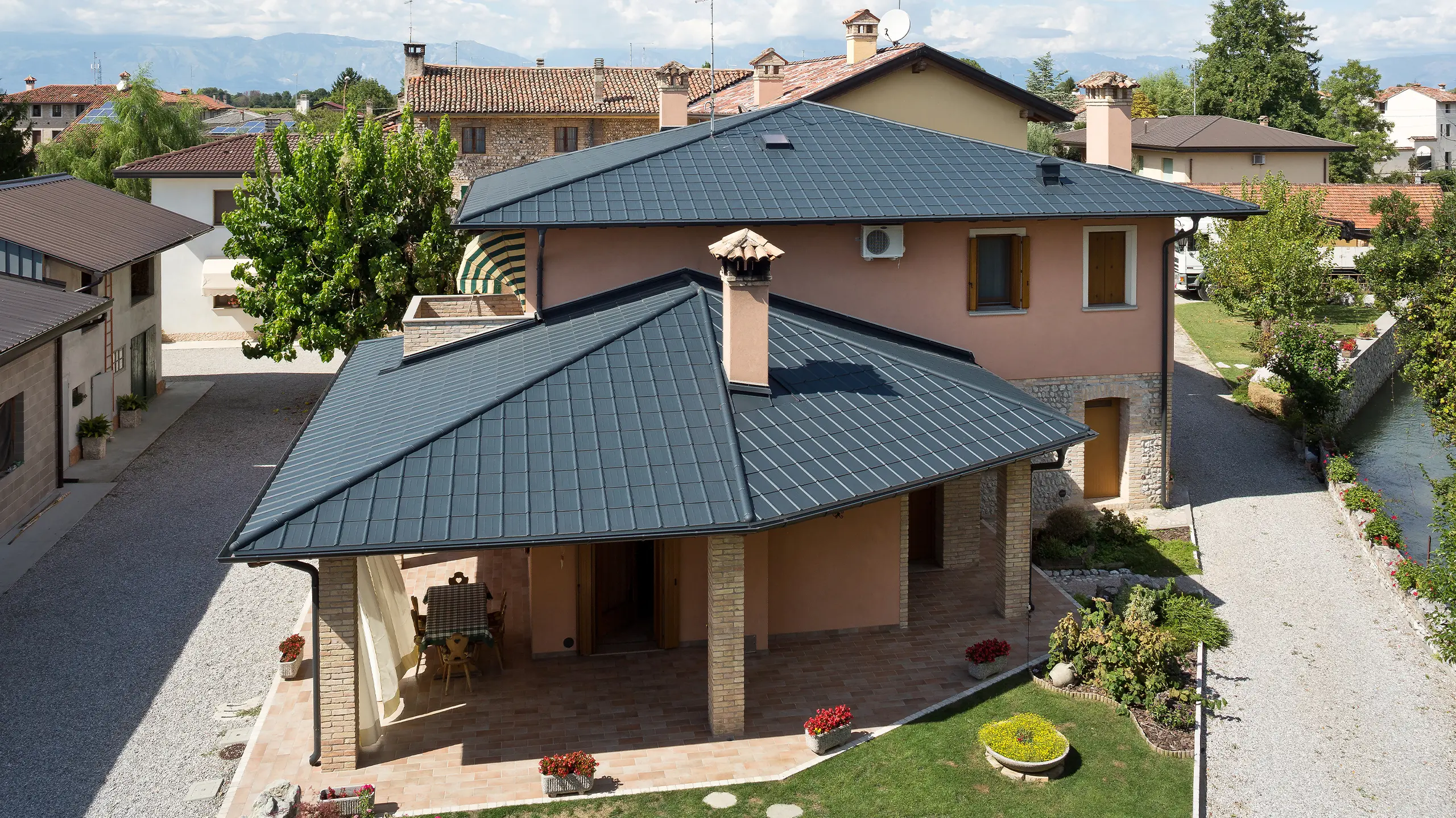 Villa italiana con tipico tetto a padiglione con Tegola PREFA in P.10 antracite