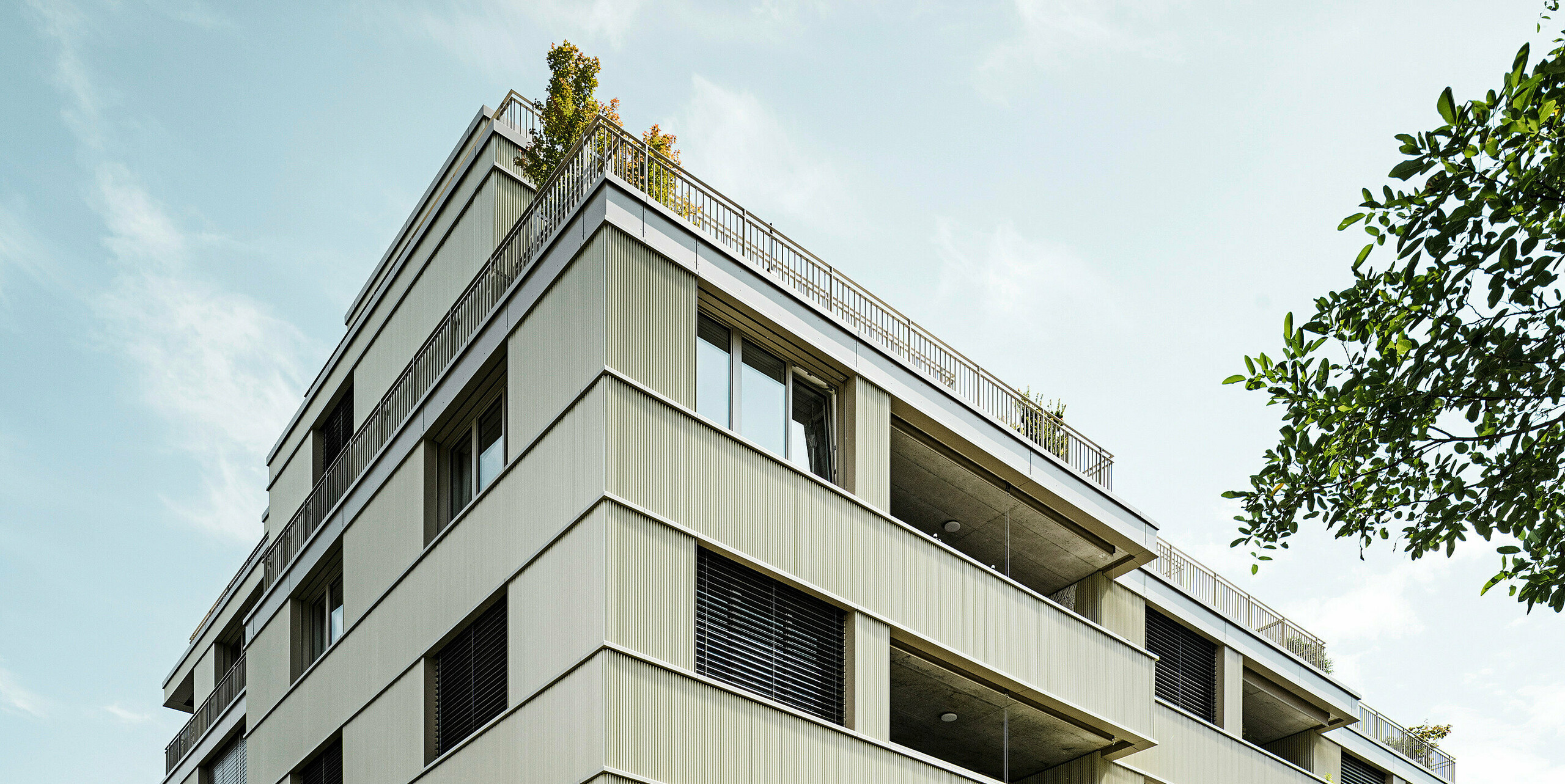 Das moderne Wohngebäude "Stetterhaus" in Altstetten, Zürich wird umhüllt von einer einzigartigen Fassade - PREFA Zackenprofil in der Sonderfarbe Perl-Metallic.