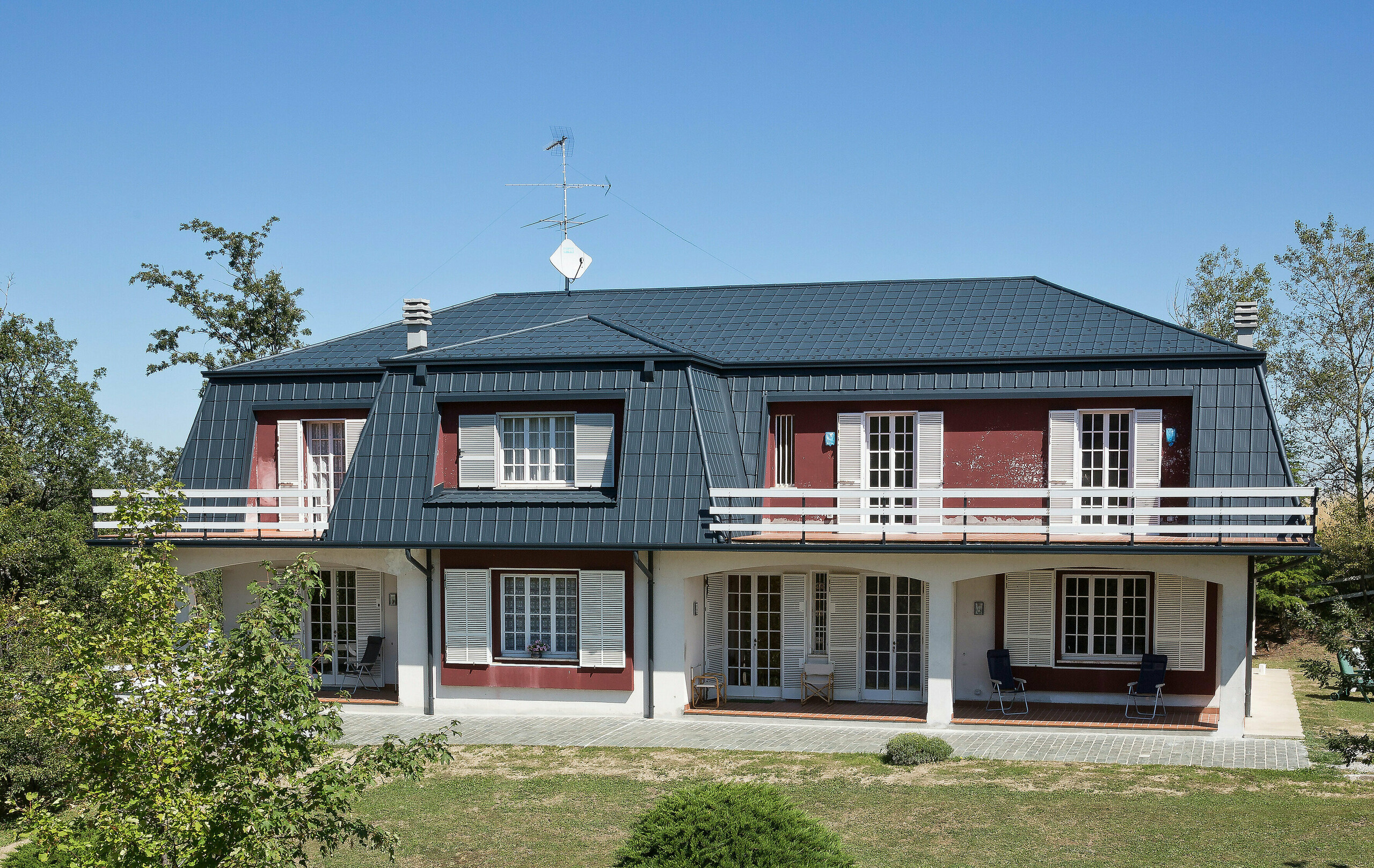 Le tegole PREFA in alluminio color antracite ornano il tetto di questa villa in Italia