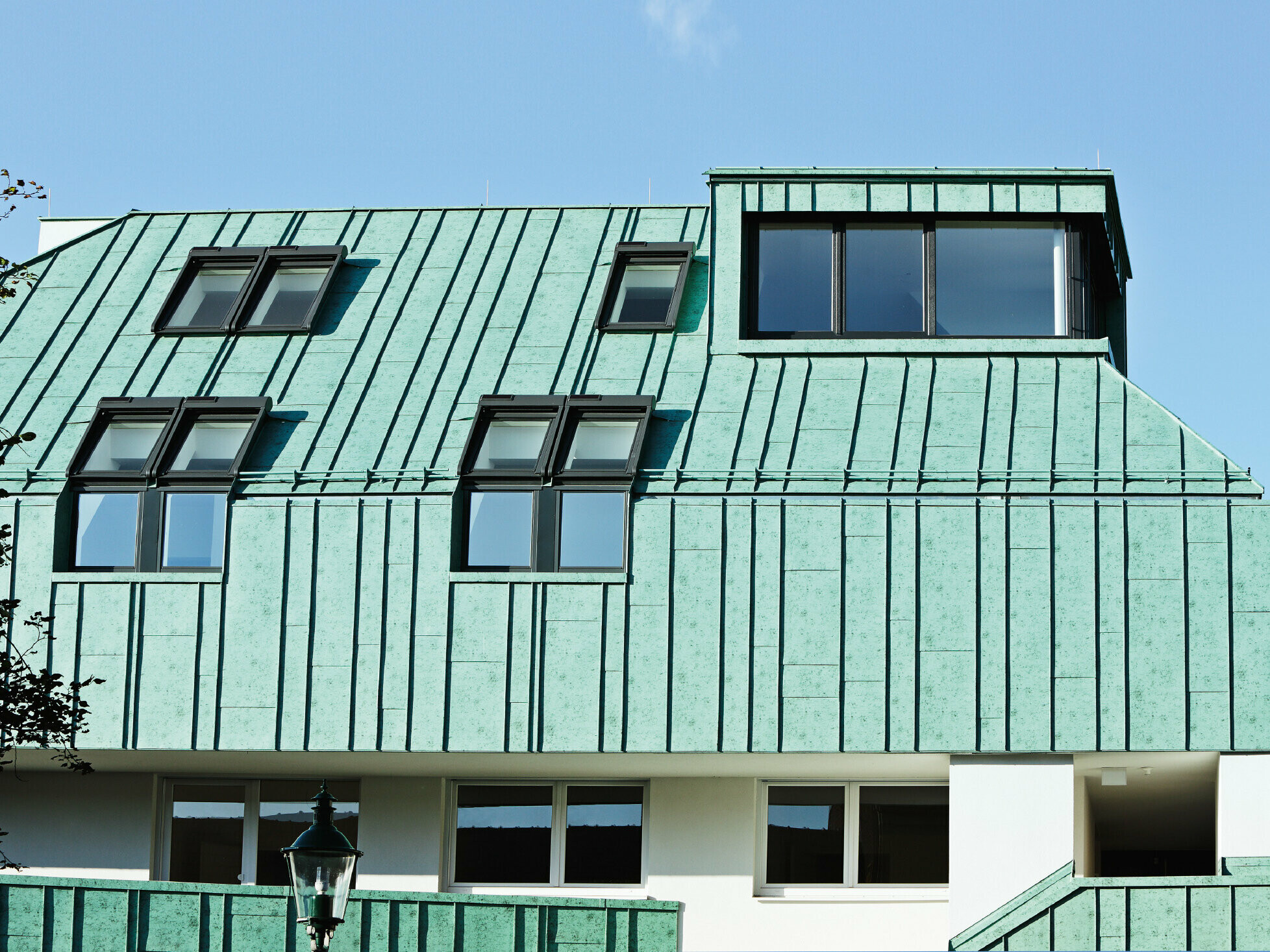 Allestimento per tetto e facciata con PREFALZ PREFA in patina verde in diverse larghezze di lastre