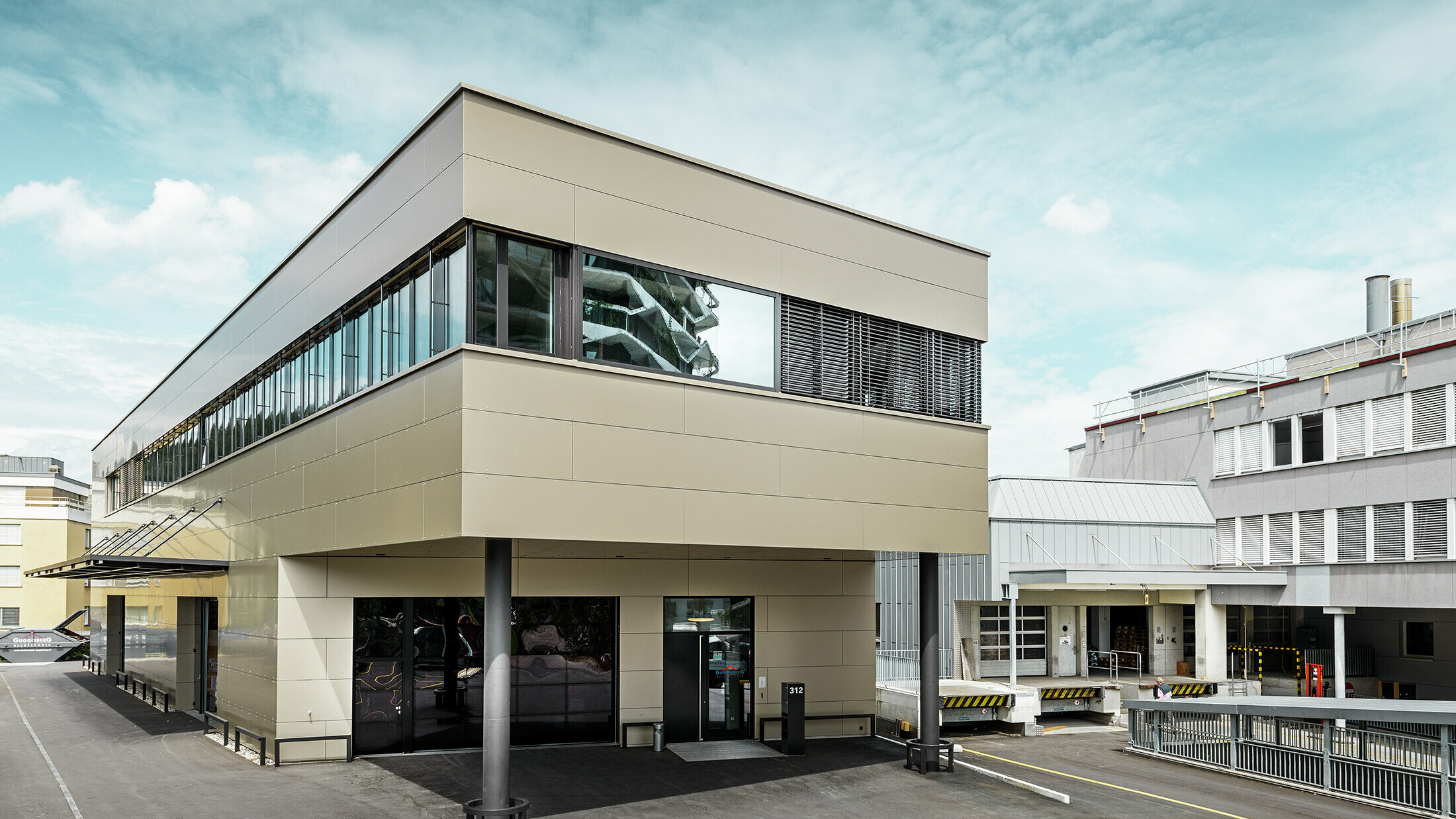 Moderna annessione con officina e uffici di Guggisbau copertura in pannello composito PREFA in alluminio in bronzo