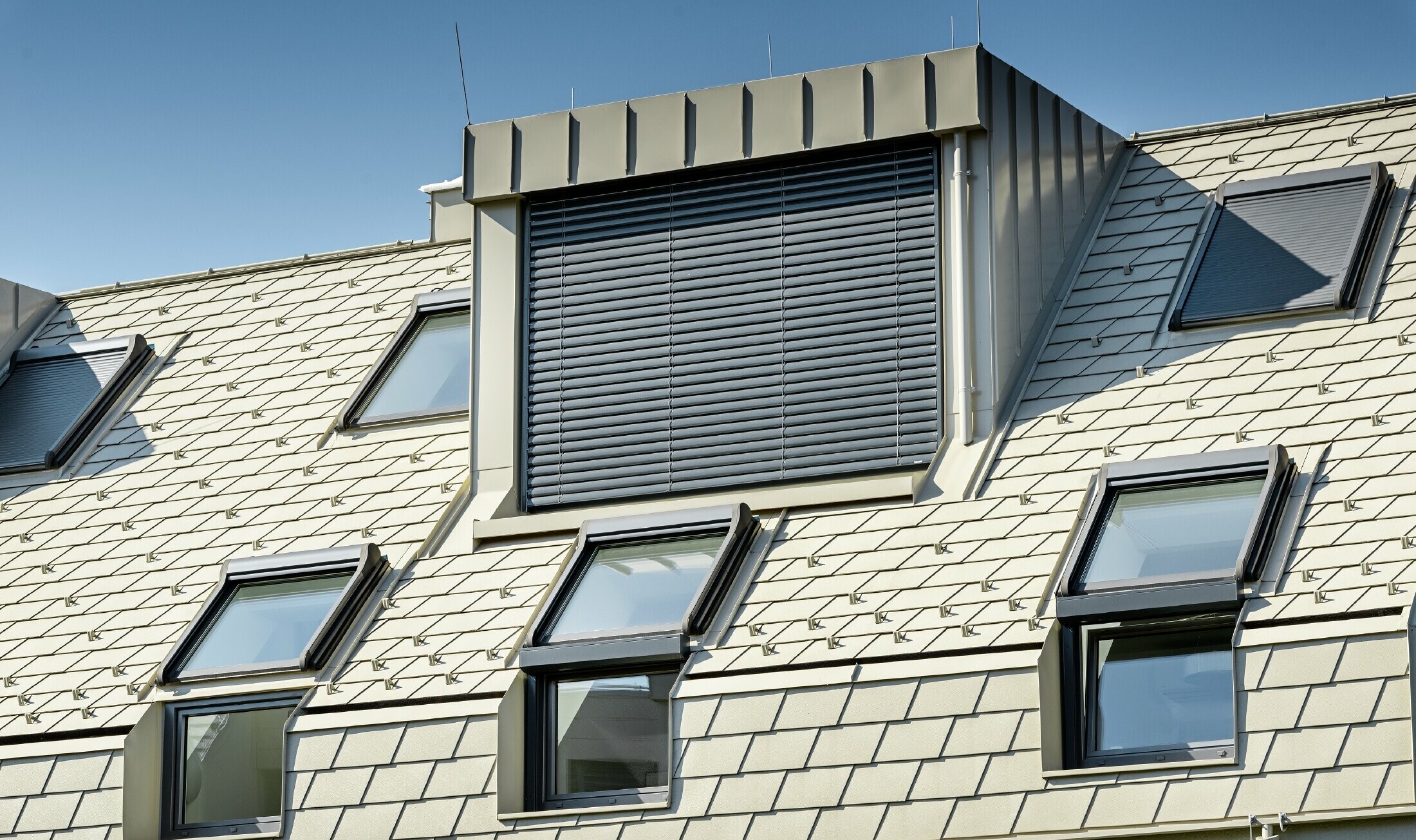 Nuovo complesso residenziale con grande superficie di coperture e velux