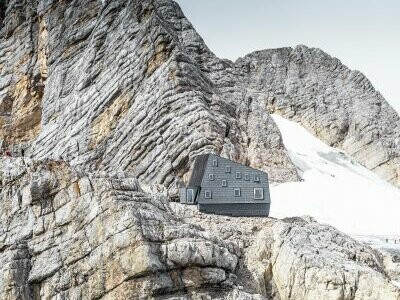 die Seethalerhütte auf 2.740 Meter inmitten der Felsen des Dachsteinmassivs, verkleidet mit PREFA Dach- und Fassadenpaneelen FX.12 in P.10 Steingrau