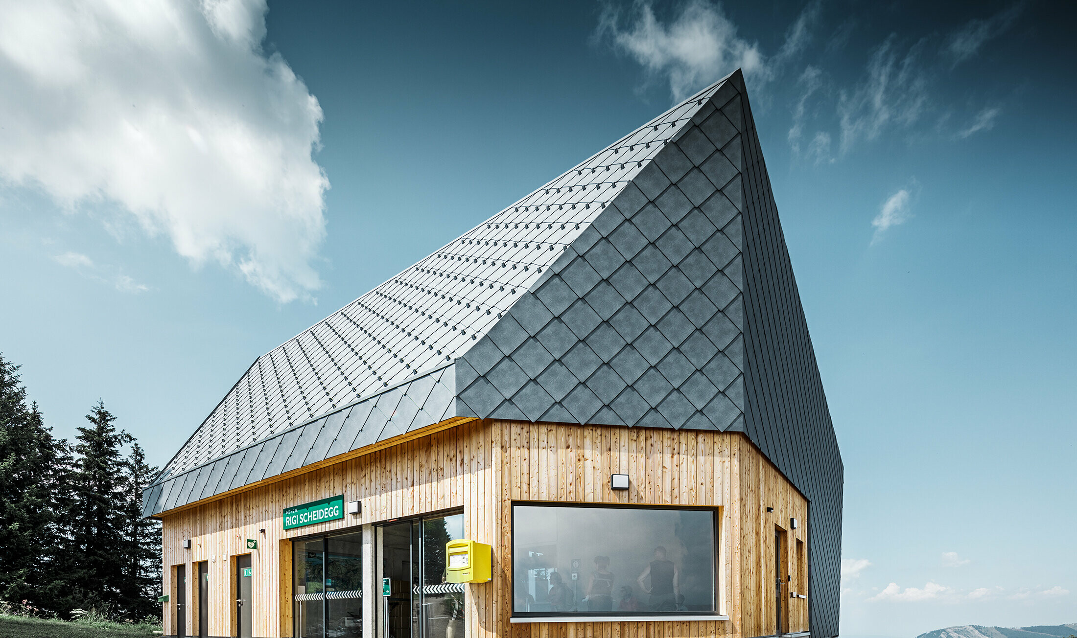 Stazione funivia Rigi Scheidegg a Goldau, Svizzera. Il tetto e una parte della facciata sono stati rivestiti con la scaglia 44 in P.10 grigio pietra.