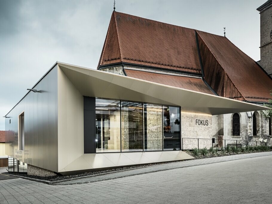 Pfarrzentrum Sierning eingedeckt mit Prefalz und PREFABOND in Bronze.