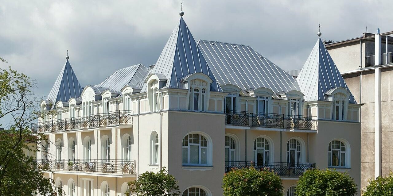 Hotel Bursztyn in Polen nach der Dachsanierung mit dem Falzdach Prefalz in Silbermetallic