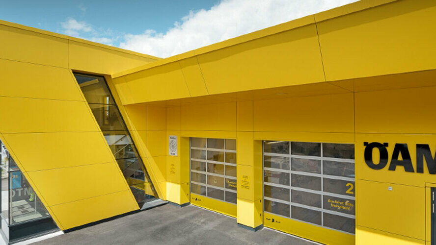 La sede ÖAMTC con i pannelli compositi PREFA giallo navone, installati come facciata a cortina retroventilata.