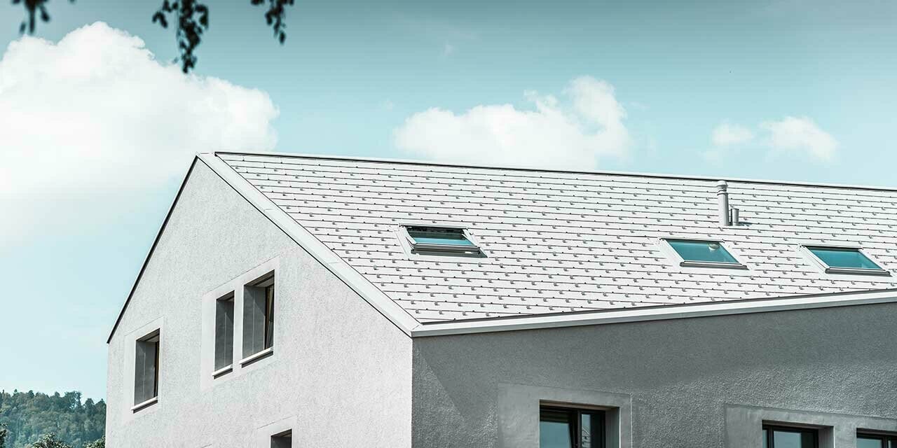 Condominio con grondaia in diagonale e pannello per il tetto di colore bianco FX.12.
