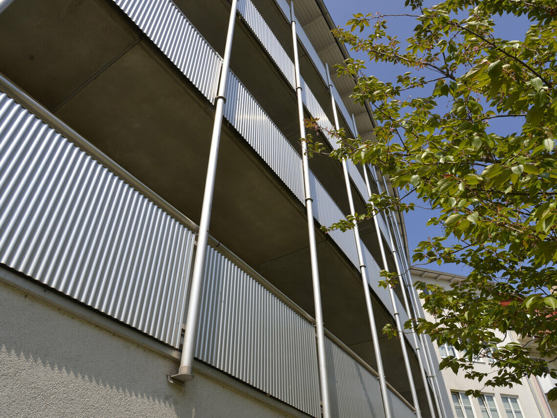 Rivestimento di balconi con profilo ondulato PREFA nel colore alluminio naturale