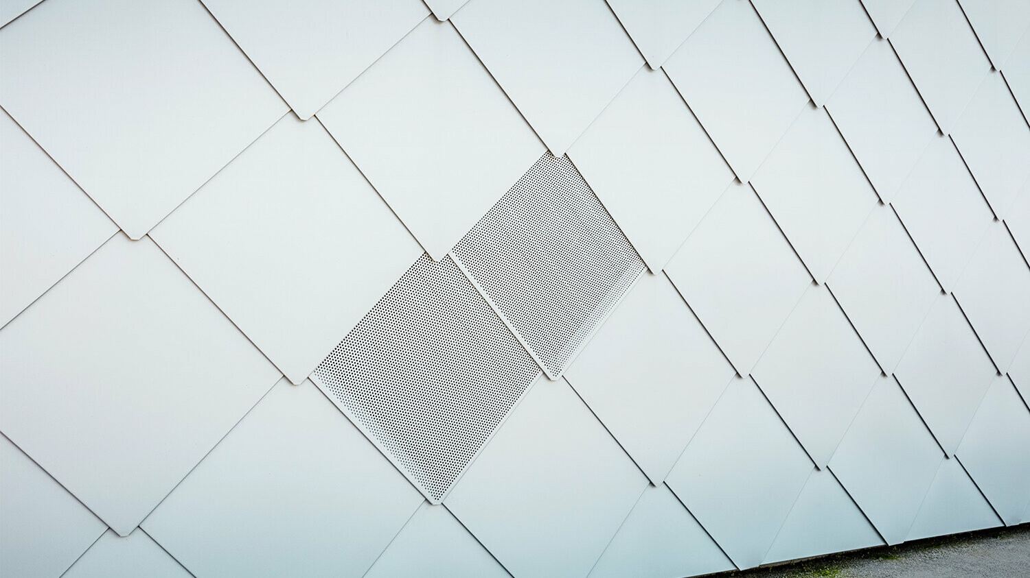 Nahaufnahme der Fassade mit der Entlüftung im Blick.