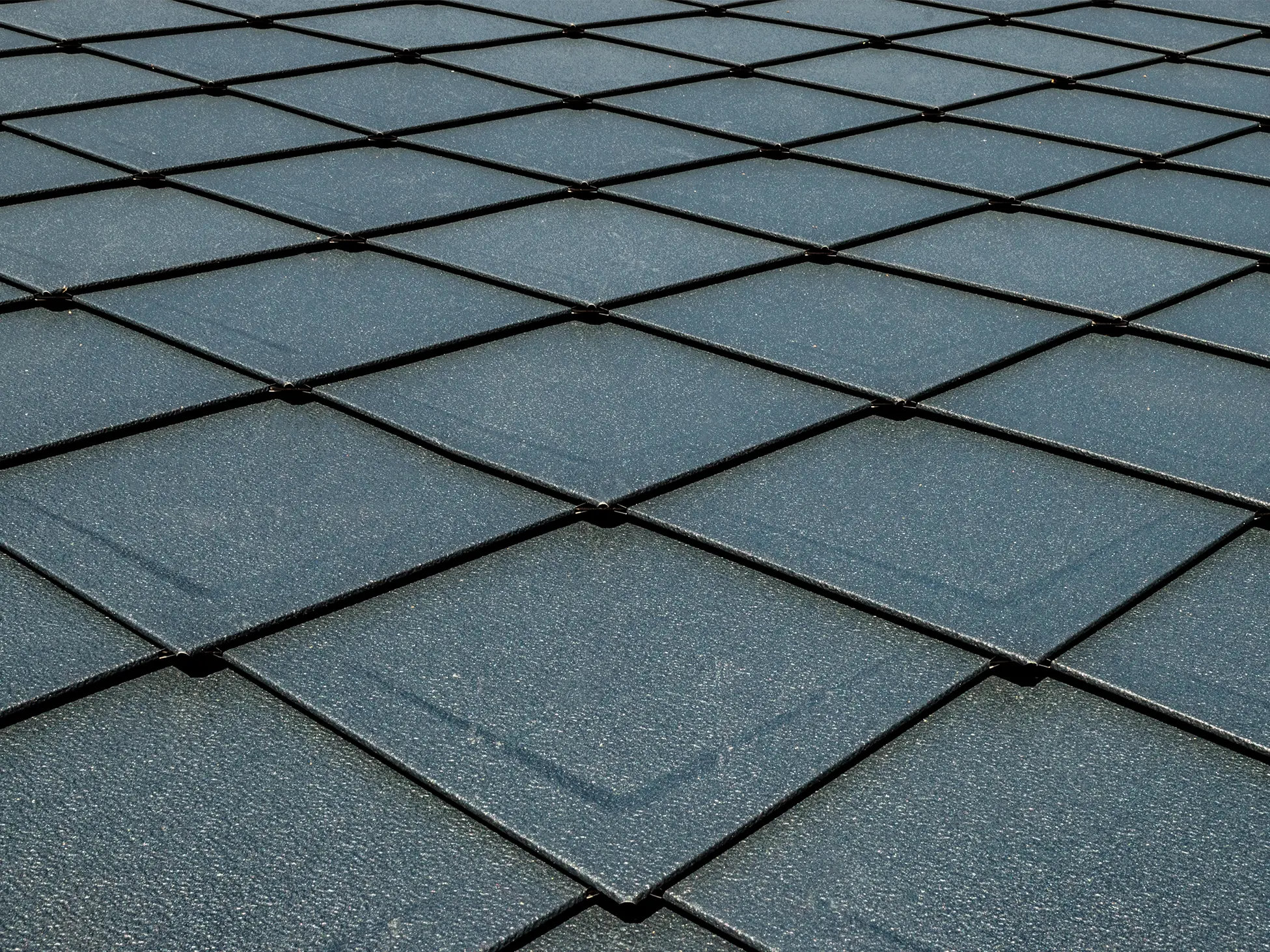 Scaglia 29 x 29 PREFA in P.10 antracite con stampo a V (copertura utile), tetto con “effetto squame”