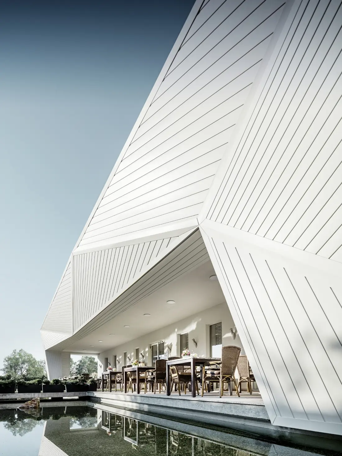 La facciata 3D del ristorante Mimama a Budapest è stata rivestita con le doghe di rivestimento PREFA in bianco prefa.