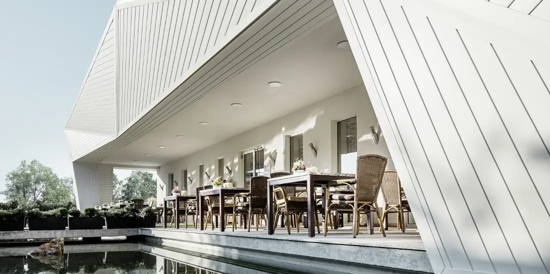 Die 3D Fassade des Restaurants Mimama in Budapest wurde mit den PREFA Sidings in Prefaweiß verkleidet.