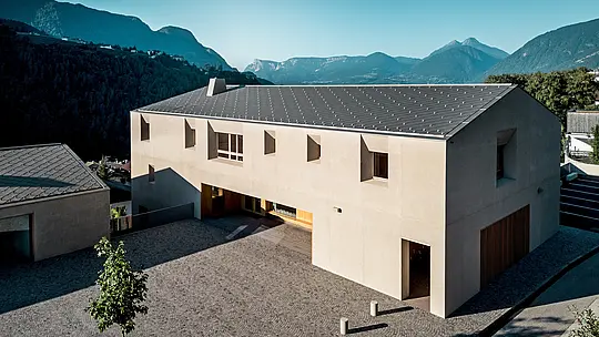 Il centro di formazione di Riffian, in Alto Adige, si caratterizza per le sue linee pulite e presenta un tetto PREFA composto da scaglie 44 × 44 nella finitura P.10 bronze. La resistente copertura in alluminio conferisce un tocco di eleganza all’edificio moderno, garantisce una protezione affidabile dalle intemperie e unisce architettura, funzionalità e paesaggio alpino in un insieme armonioso.