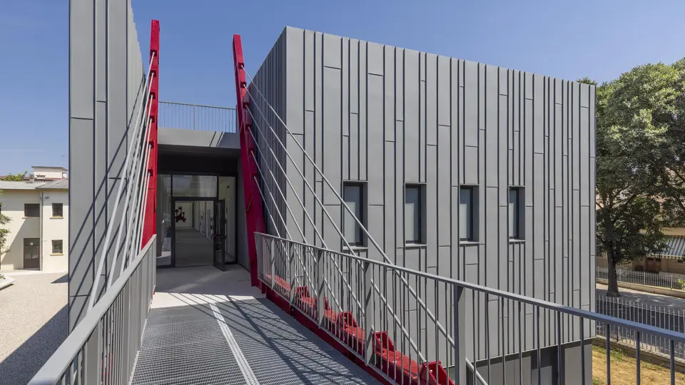 A Suzzara (MN), la storica Scuola Arti e Mestieri “F. Bertazzoni” prosegue il proprio percorso evolutivo con un secondo ampliamento rivestito sempre in alluminio PREFA, Prefalz e Prefabond.