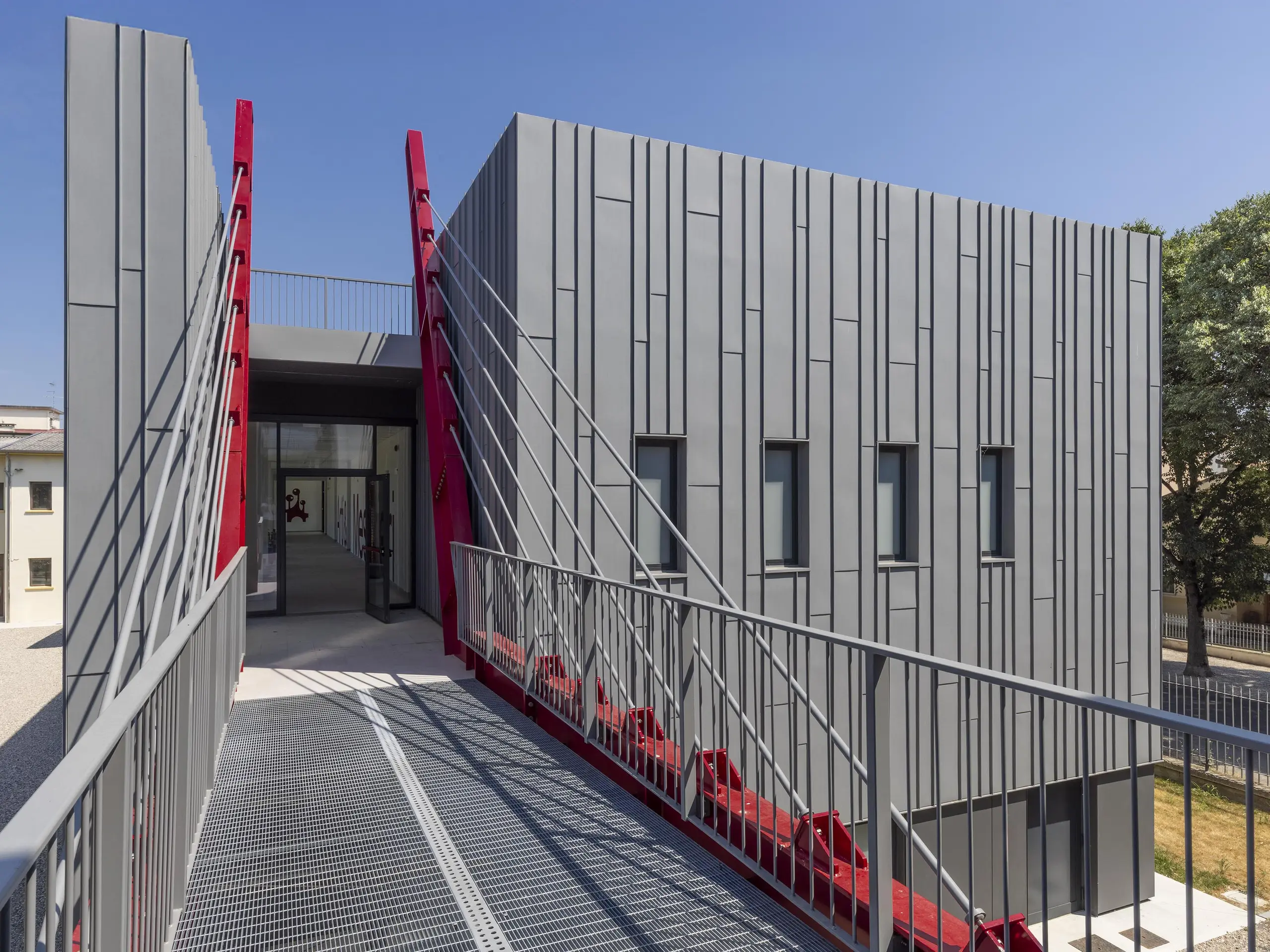 A Suzzara (MN), la storica Scuola Arti e Mestieri “F. Bertazzoni” prosegue il proprio percorso evolutivo con un secondo ampliamento rivestito sempre in alluminio PREFA, Prefalz e Prefabond.