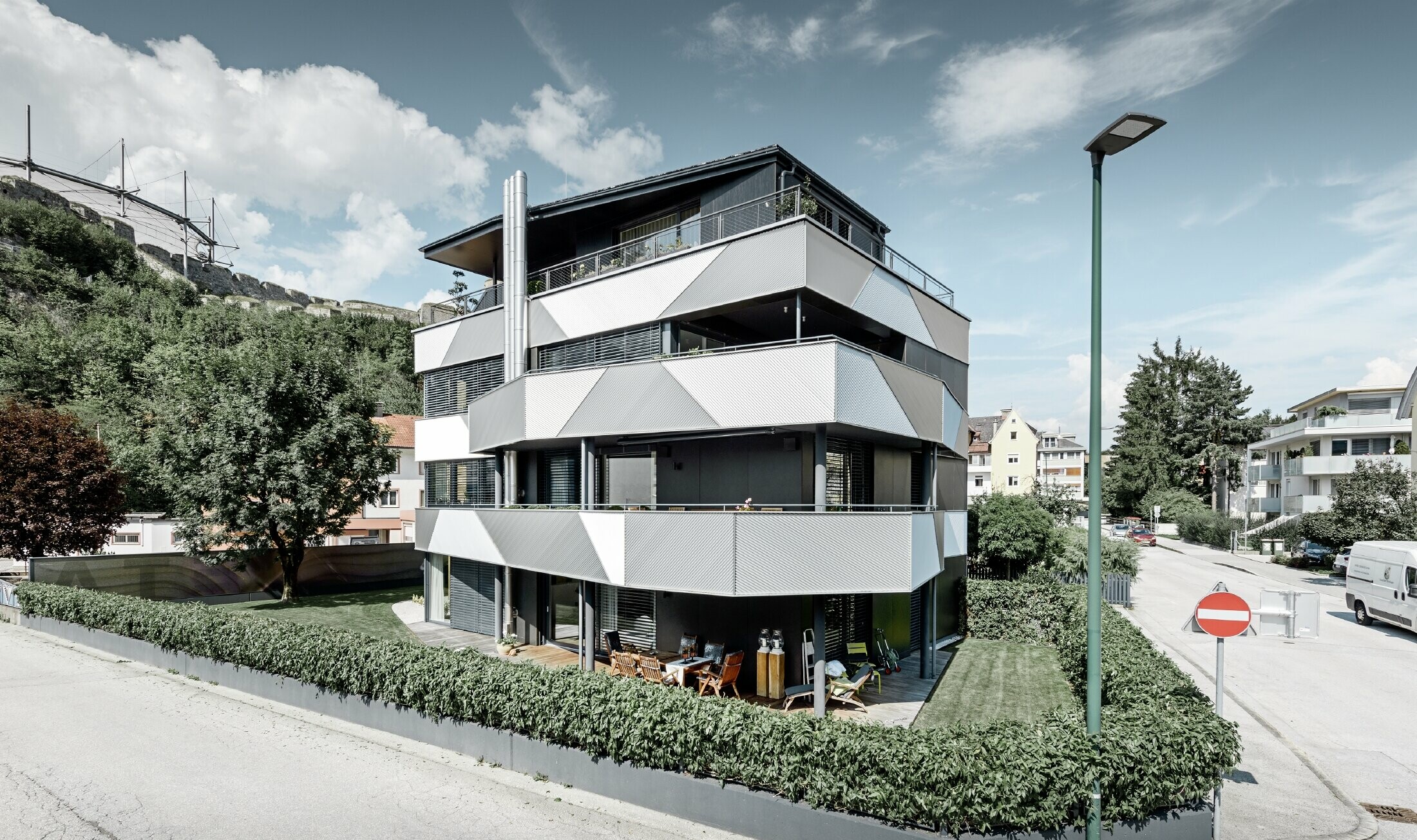 Realizzazione della facciata con profilo a zeta PREFA montato in diagonale presso un condominio a Kufstein.