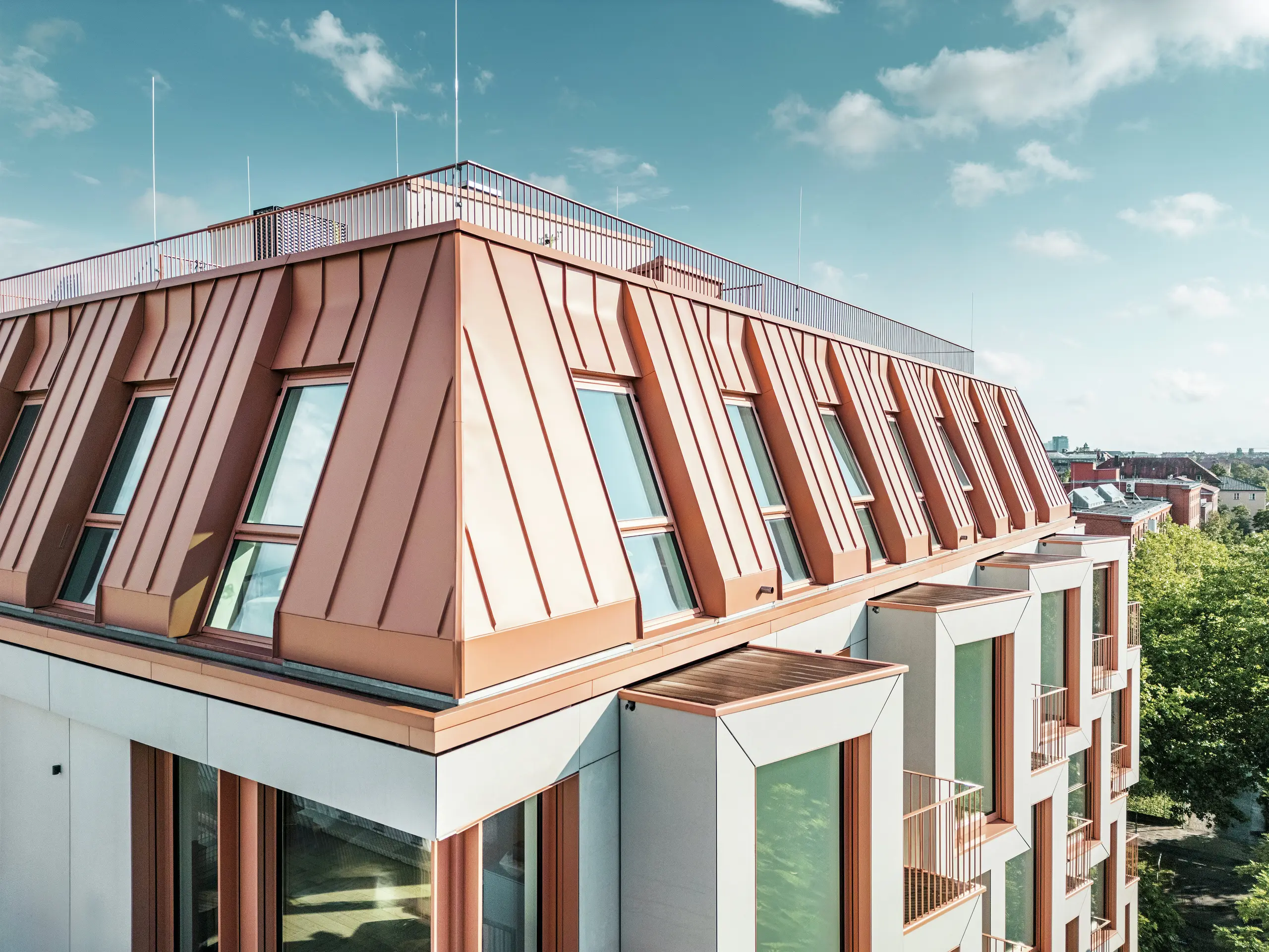 Vista dettagliata dell' affascinante copertura PREFALZ dell'edificio residenziale Van B di Monaco di Baviera.  Ideale per l'architettura moderna, dove funzionalità ed estetica vanno di pari passo nell'edilizia residenziale urbana. Le finestre a bovindo in fila sono visibili nella parte inferiore dell'immagine.