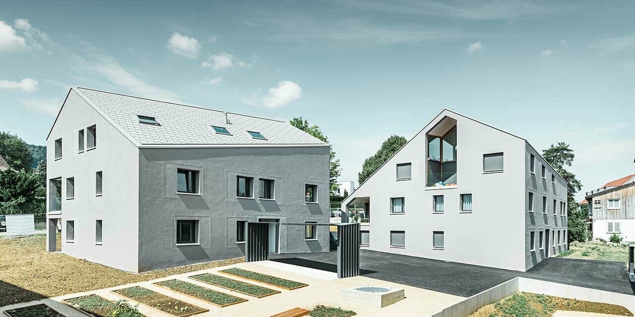 Abitazioni con grondaia in diagonale con pannello per il tetto FX.12 PREFA in bianco.