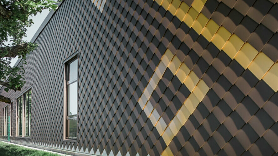 Facciata con losanghe PREFA marroni 20 x 20. Le losanghe a contrasto color oro creano un motivo sulla facciata.