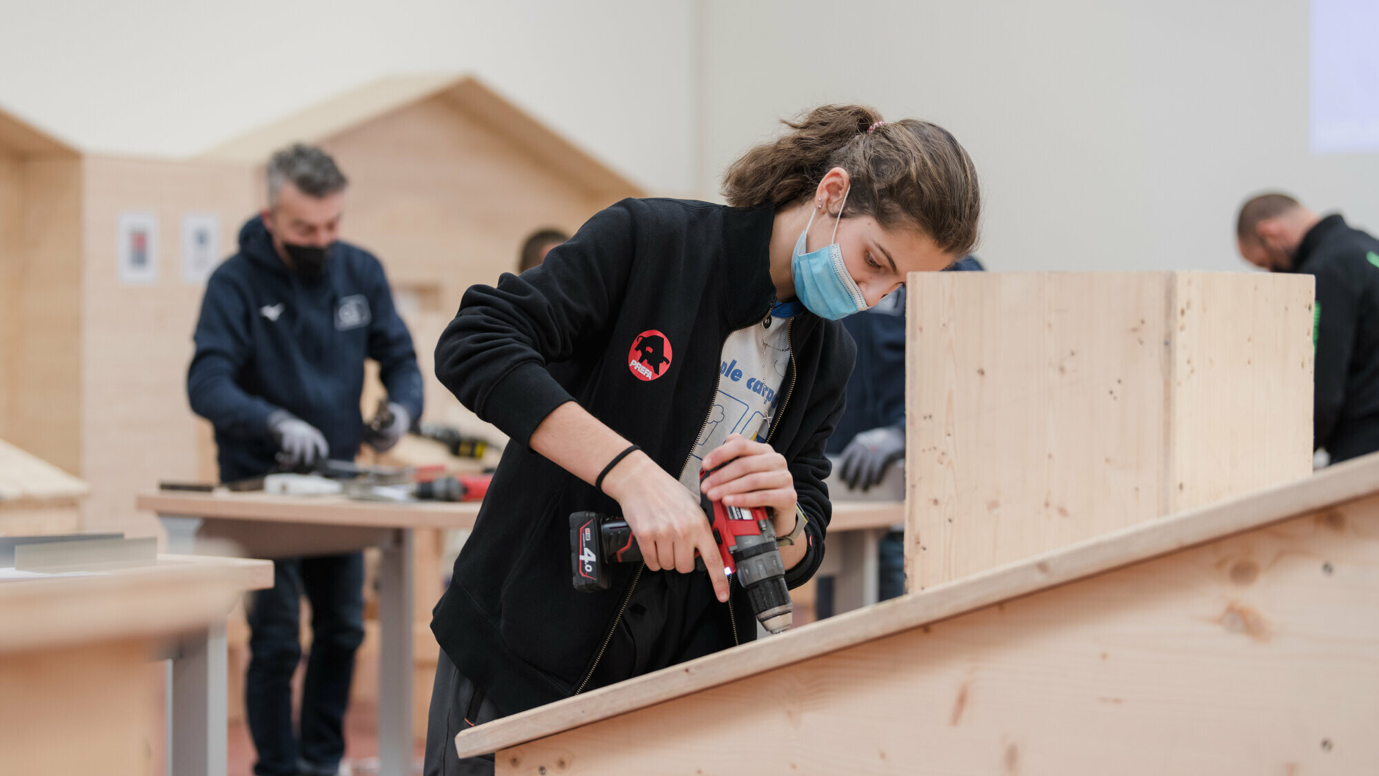 Kursteilnehmer der PREFA Academy bei einer praktischen Übungseinheit mit den PREFA-Aluminiumprodukten.