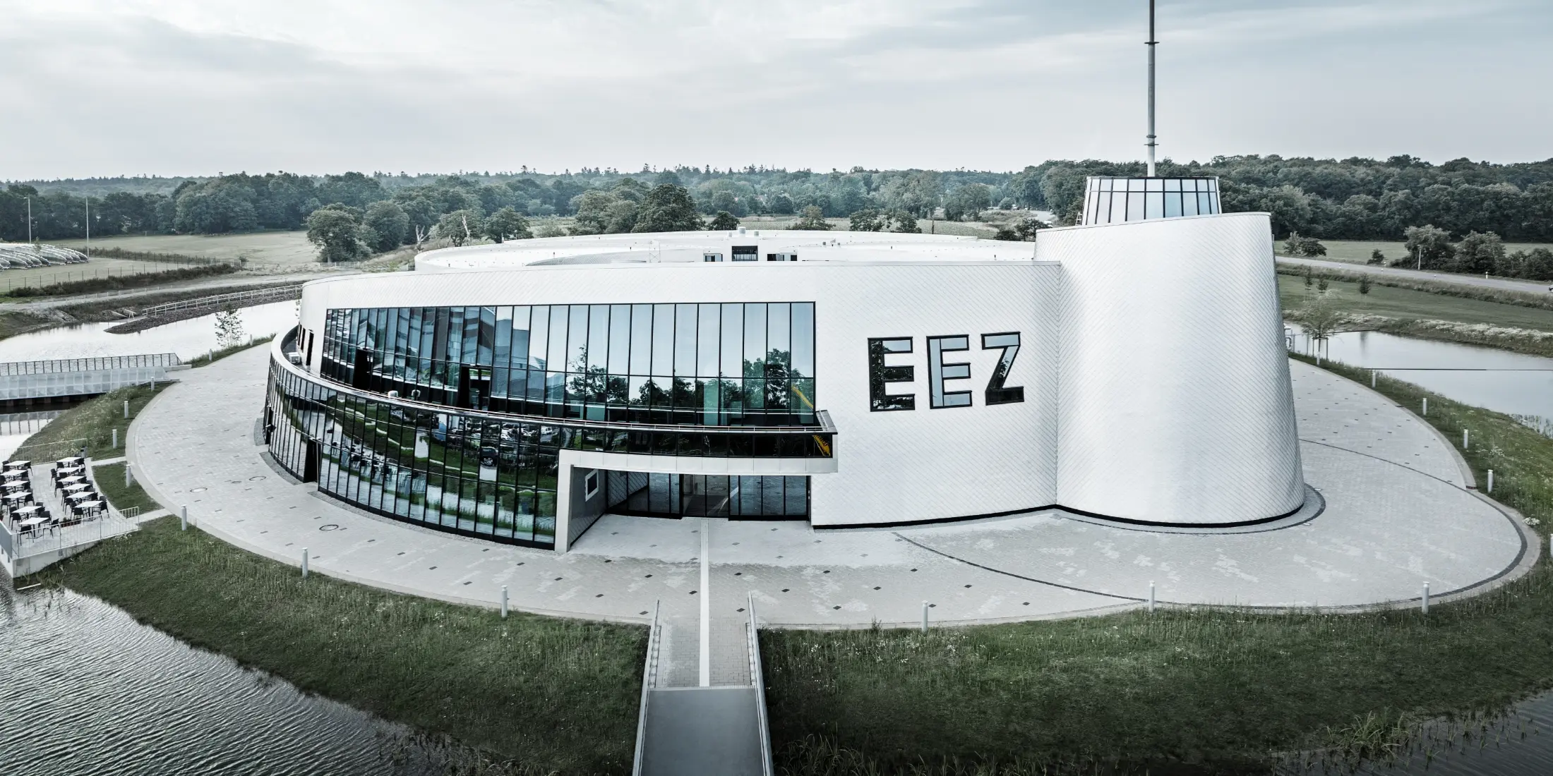 Am Energie-Erlebnis-Zentrum Aurich (EEZ) wurden die vielen gerundeten Gebäudeteile mit der PREFA Wandraute 20 × 20 in Naturblank verkleidet.