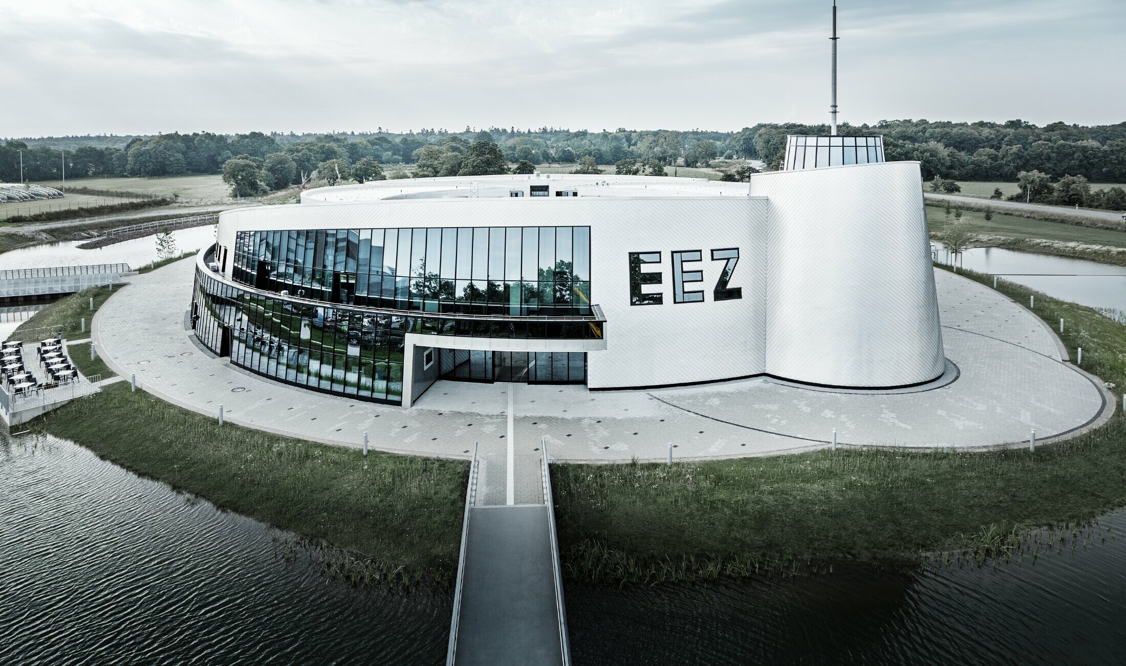 Am Energie-Erlebnis-Zentrum Aurich (EEZ) wurden die vielen gerundeten Gebäudeteile mit der PREFA Wandraute 20 × 20 in Naturblank verkleidet.