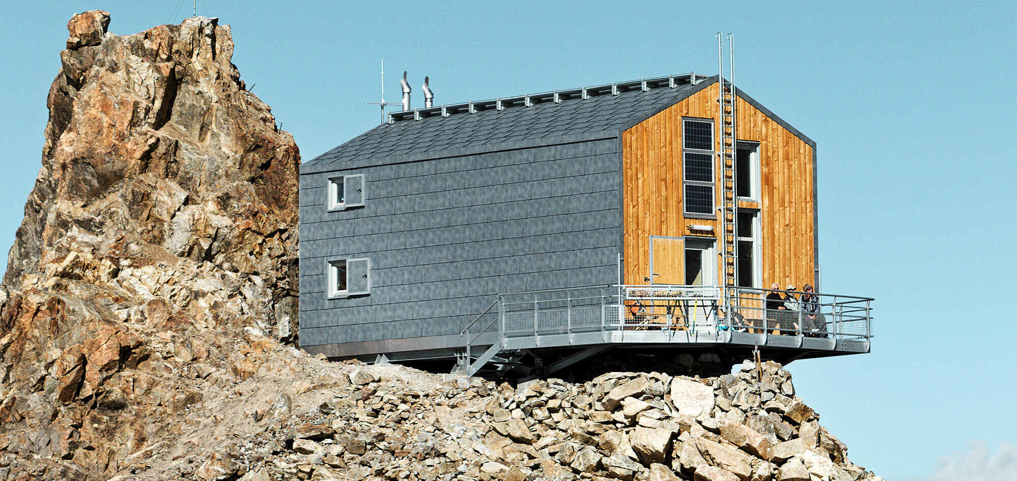 Il Rifugio de l’Aigle ristrutturato di recente con il pannello per facciata e tetto FX.12 PREFA in grigio pietra P.10.
