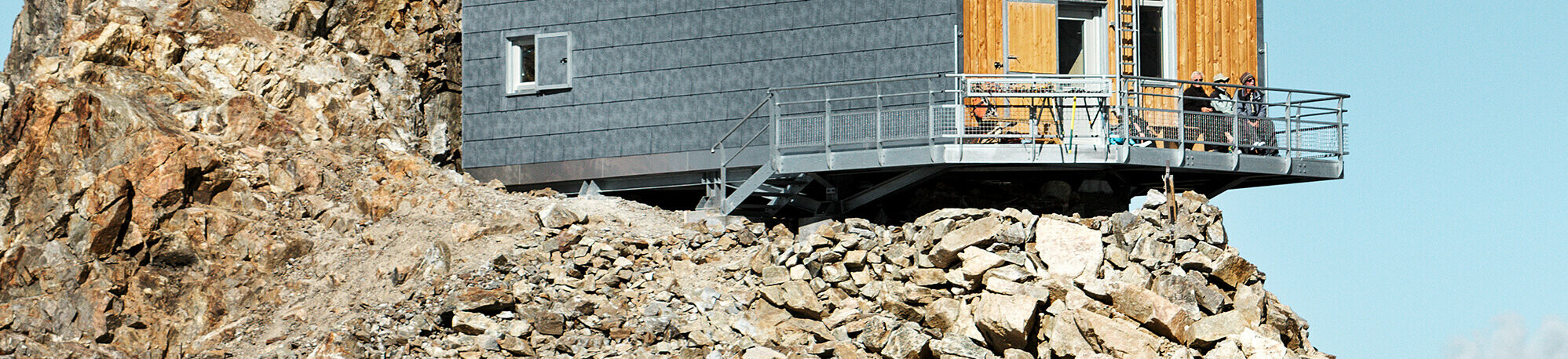 Frisch sanierte Schutzhütte Refuge de L´Aigle mit dem PREFA Dach- und Fassadenpaneel FX.12 in P.10 Steingrau.