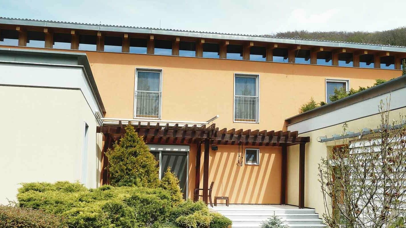 Moderna casa monofamiliare prima della ristrutturazione della facciata con pannelli per facciata FX.12 PREFA colore P.10 antracite, facciata arancione