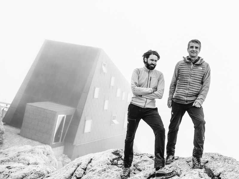 I due progettisti Thomas Heil e Stephan Hoinkes davanti al rifugio Seethalerhütte al Dachstein a 2.740 metri, copertura e facciata in FX.12 PREFA P.10 grigio pietra