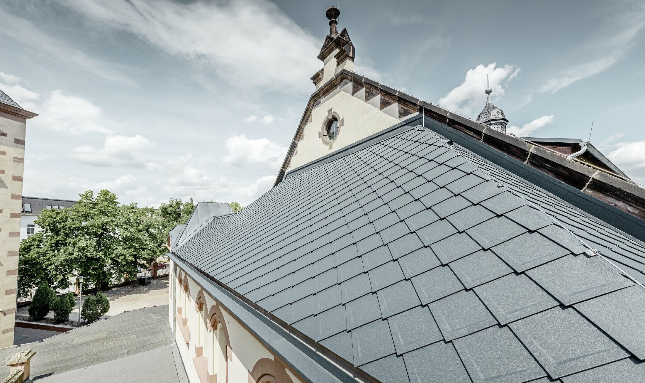 Palestra della scuola Lutherstadt Wittenberg appena ristrutturata  con una copertura PREFA in alluminio, sono stati posati scaglia e Prefalz in antracite