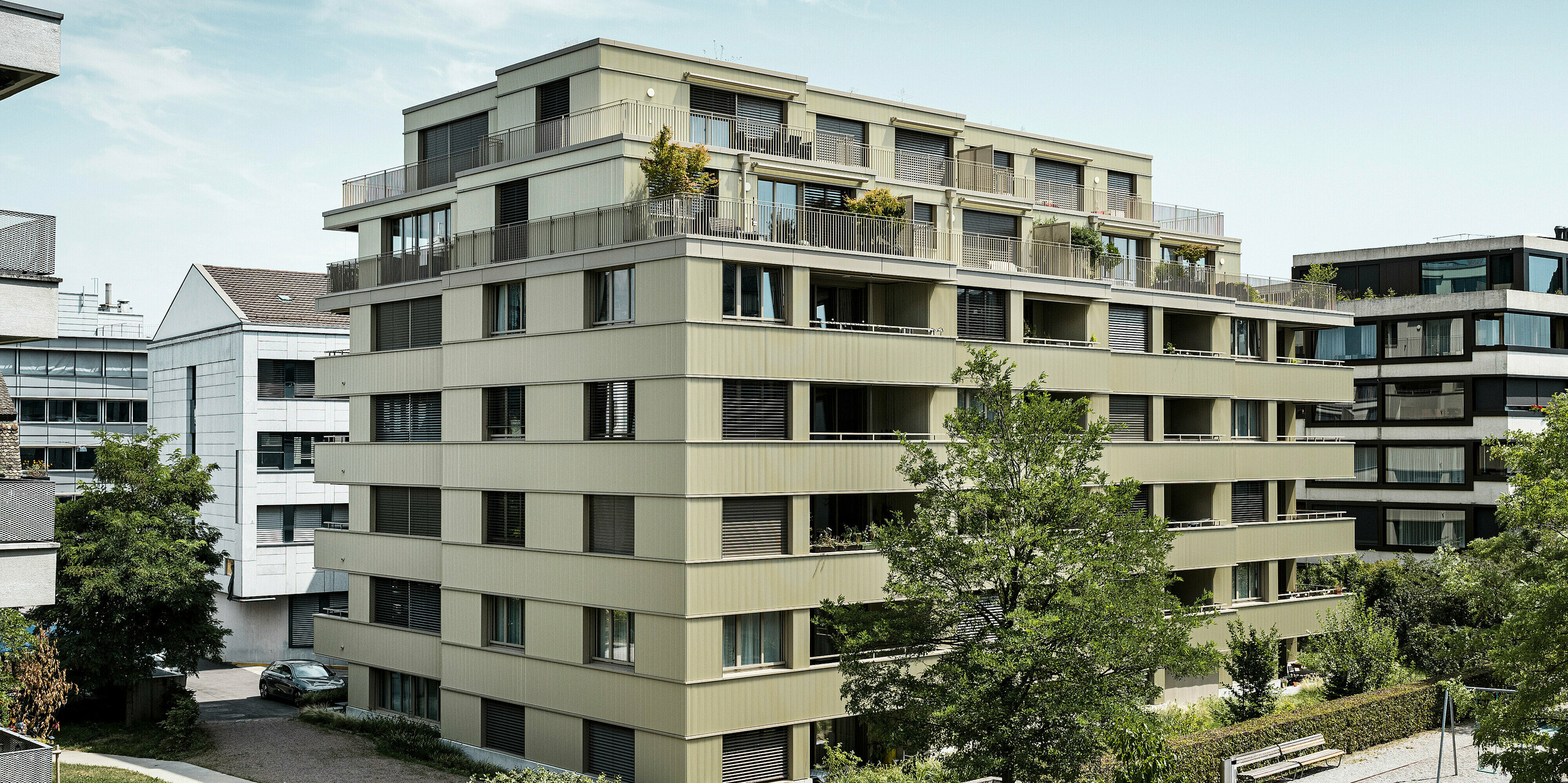 Das moderne Wohngebäude "Stetterhaus" in Altstetten, Zürich wird umhüllt von einer einzigartigen Fassade - PREFA Zackenprofil in der Sonderfarbe Perl-Metallic.