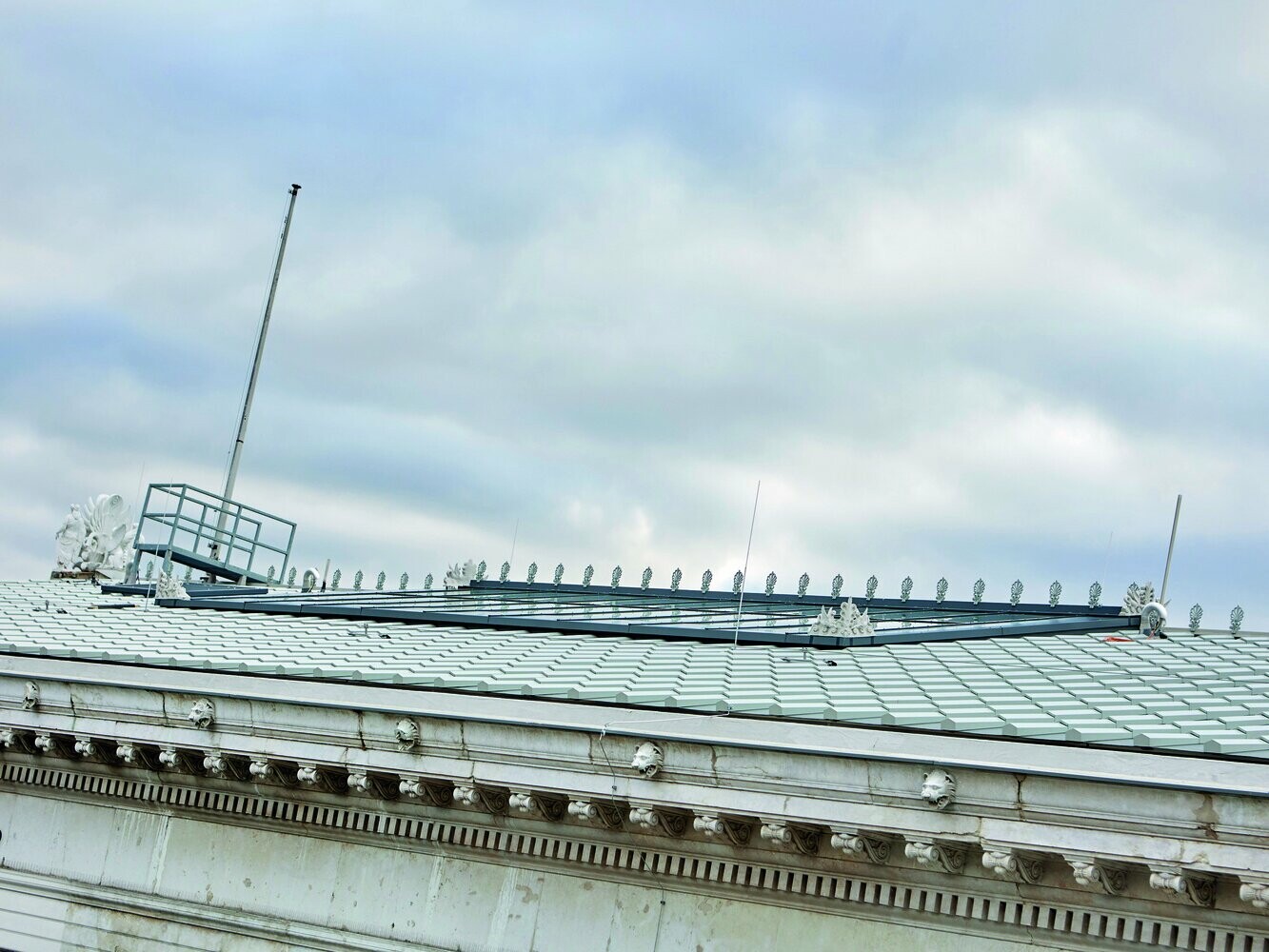 Seitenansicht vom Dach des Österreichischen Parlamentsgebäudes eingedeckt mit PREFA Produkten in hellgrau