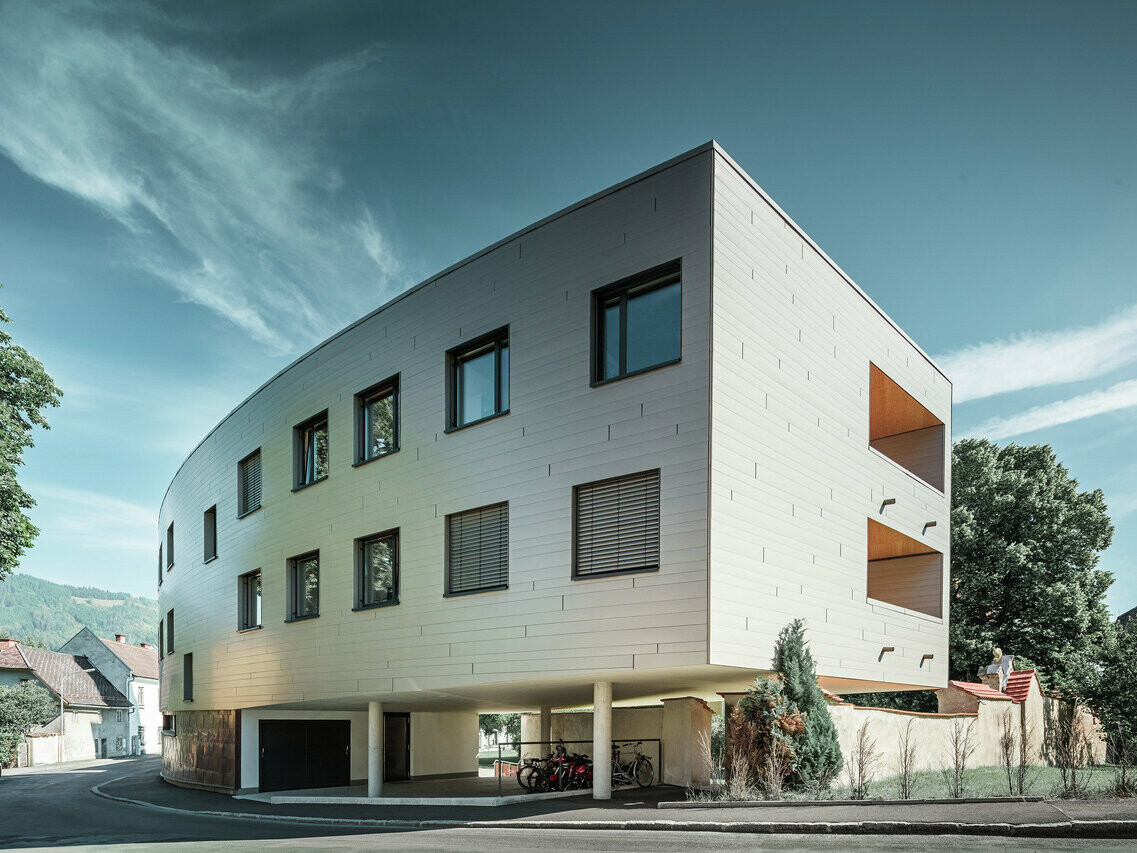 Seitenansicht des neu renovierten Studentenheims in Leoben. Die Fassade wurde mit PREFA Sidings gedeckt.