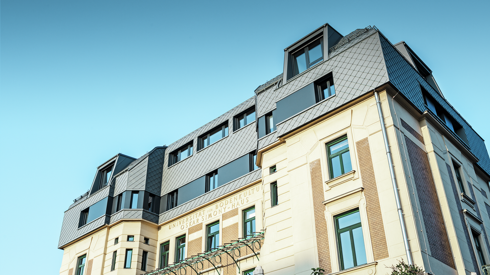 BOKU Vienna con scaglia per tetto e facciata 29 × 29 nel colore P.10 Grigio chiaro