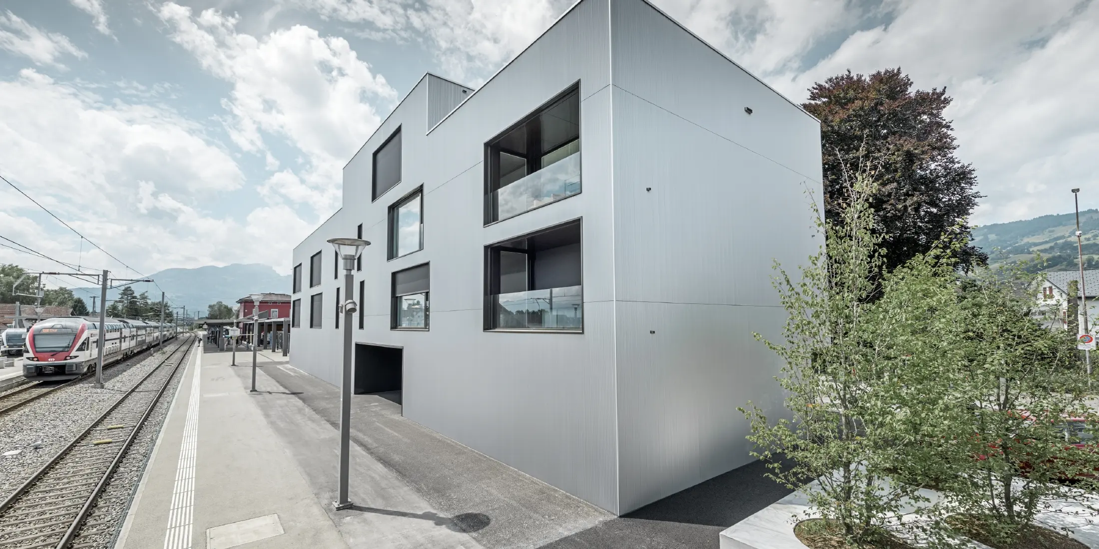 Modernes Firmengebäude mit Flachdach und Alu Fassade; Bei der Fassade wurde das PREFA Zackenprofil in Natur eloxiert verwendet.