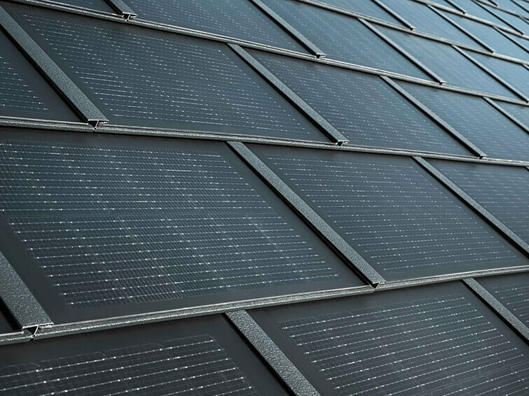 PREFA Solardachplatte in der Farbe Anthrazit: Das sturmsichere Dachsystem aus Aluminium verfügt über integrierte Photovoltaik-Module, die mit der Kraft der Sonne Strom erzeugen.