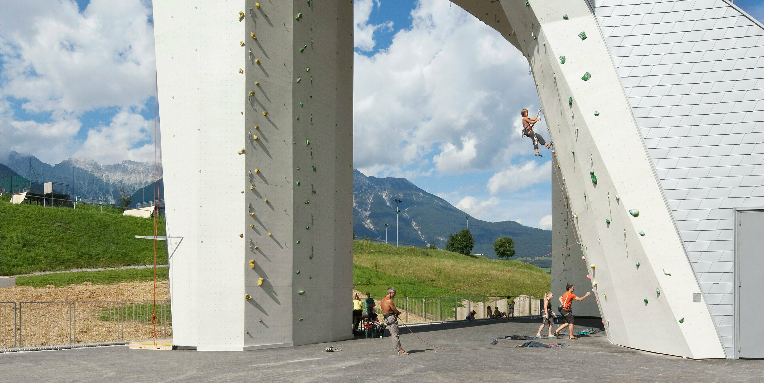 Kletterturm Imst mit einer Höhe von über 20m besticht durch Aluminiumrücken