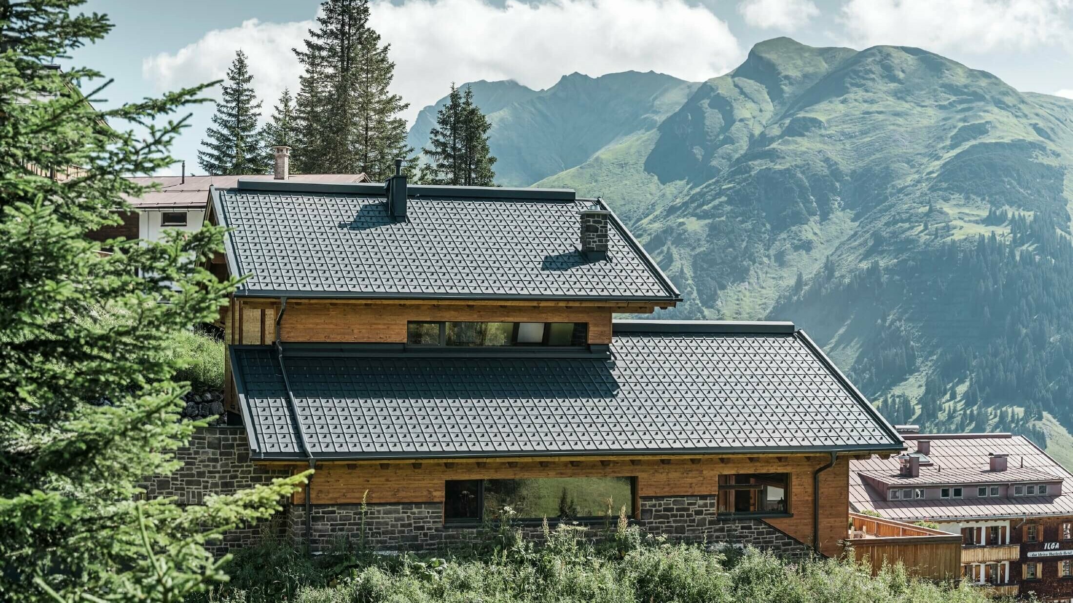 Casa in area alpina con tegole PREFA di colore antracite come copertura del tetto