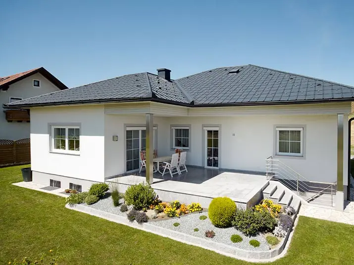 Einfamilienhaus in Hartkirchen, Österreich: Walmdach mit L-förmigem Grundriss, realisiert mit PREFA Dachplatte
