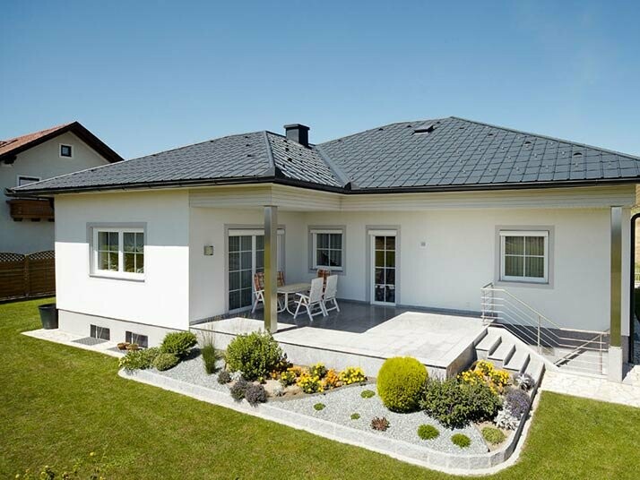 Einfamilienhaus in Hartkirchen, Österreich: Walmdach mit L-förmigem Grundriss, realisiert mit PREFA Dachplatte